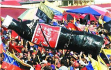 可口可乐遭抗议 2.5吨雕像堵门