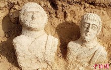 以色列出土一对1700年前半身石雕 人物表情生动