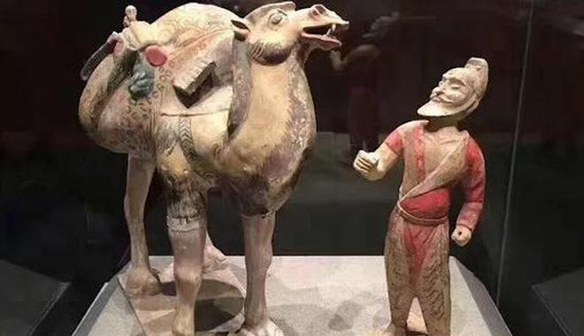 骑马胡商俑:唐代东西方经济贸易交流的见证 骑马胡商俑:唐代东西方经济贸易交流的见证