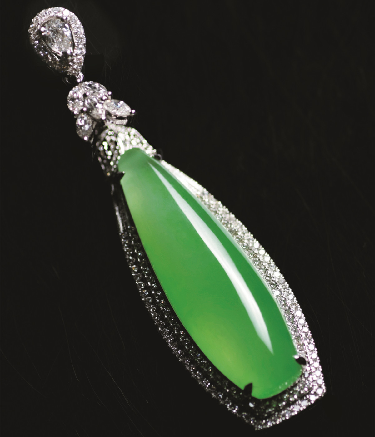淡绿翡翠镶嵌钻石吊坠.jpg