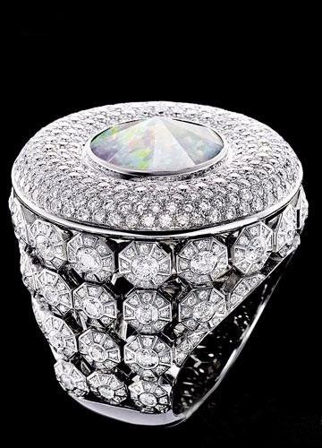 18K 白金镶嵌钻石及贵果冻欧泊戒指.jpg