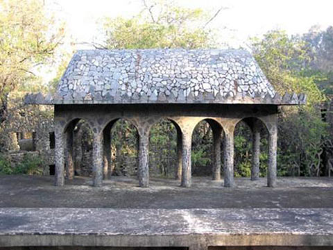 用工业废品建造的岩石庭院.jpg