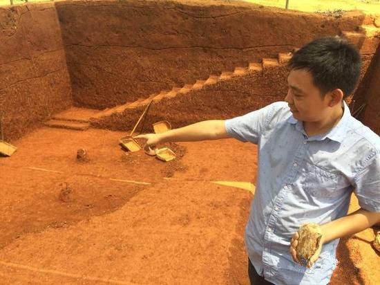李意愿向记者介绍考古发掘过程.jpg 李意愿向记者介绍考古发掘过程.jpg