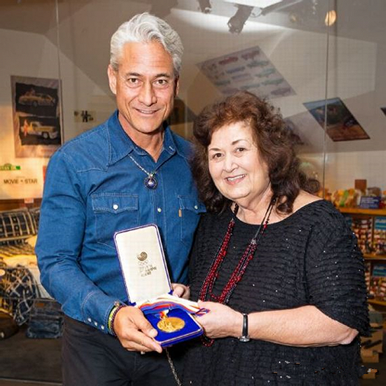 洛加尼斯将金牌送给了Ryan的母亲.png 洛加尼斯将金牌送给了Ryan的母亲.png