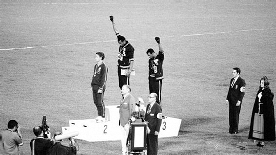 史密斯和卡洛斯在领奖台上举起戴着黑色手套的拳头.png 史密斯和卡洛斯在领奖台上举起戴着黑色手套的拳头.png