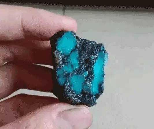 虽然如此，硬引出产的绿松石大多具有密度高硬度高的特性.jpg
