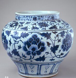 中国瓷业较宋代又有更大的进步,景德镇窑成功的烧制出青花瓷器