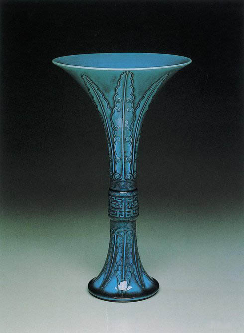 清初·孔雀蓝锥拱蕉叶夔纹觚 台北故宫博物院藏.jpg 清初·孔雀蓝锥拱蕉叶夔纹觚 台北故宫博物院藏.jpg