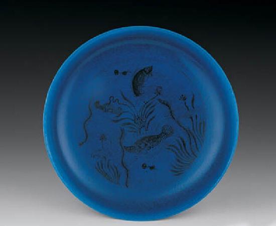明成化·孔雀蓝釉鱼藻纹大盘.jpg 明成化·孔雀蓝釉鱼藻纹大盘.jpg