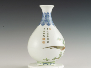 乾隆款珐琅彩芍药雉鸡图玉壶春瓶.jpg