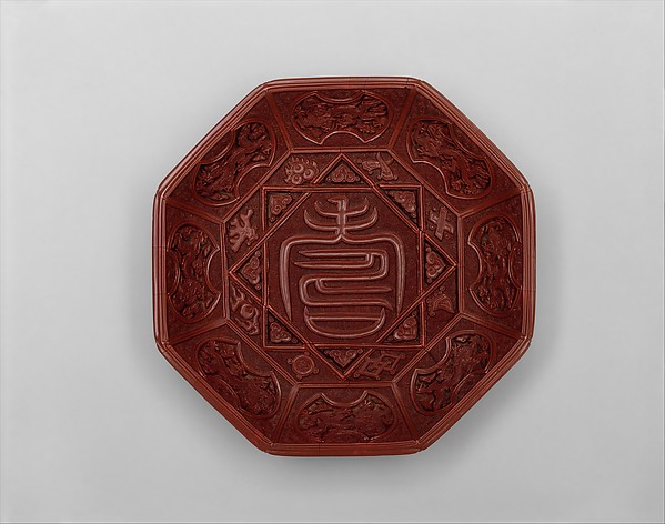剔红寿字纹八角漆盘 明嘉靖.jpg