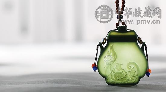 范栋强 青玉凤穿牡丹薄胎香囊.jpg