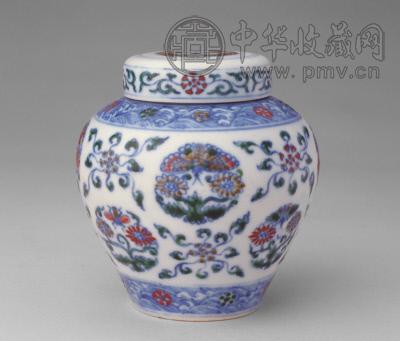 清朝 斗彩团花菊蝶纹罐 北京故宫博物院藏.jpg