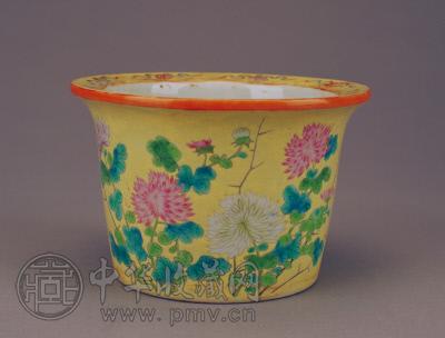 清朝 黄地粉彩菊花纹圆花盆 北京故宫博物院藏.jpg