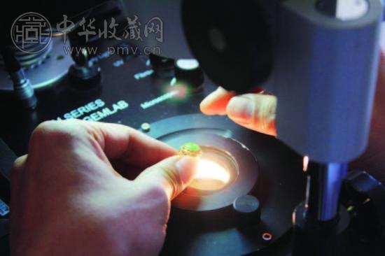 经检测，一位市民的“翡翠”戒指实为马来玉.jpg