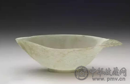 清 青玉桃形碗.png
