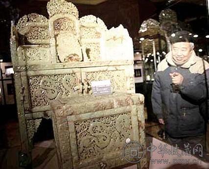 汉代青黄玉龙凤纹梳妆台及坐凳.jpg