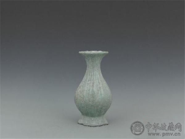 南宋修内司官窑海棠瓶.jpg