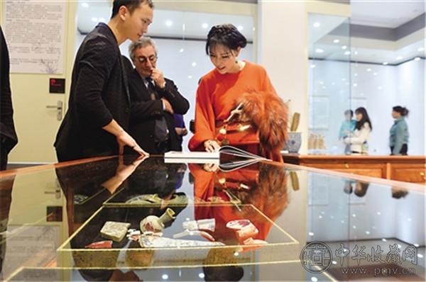 市民参观古陶瓷.jpg