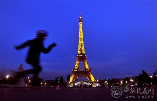 法国埃菲尔铁塔楼梯拍出52万欧元.jpg