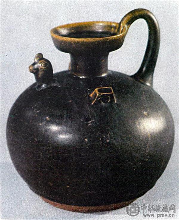 东晋时代烧造的黑釉瓷繫壶（双繫）（高十六点四公分）.jpg
