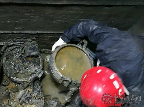 河南古墓发掘现场挖出牛肉汤 (5).jpg