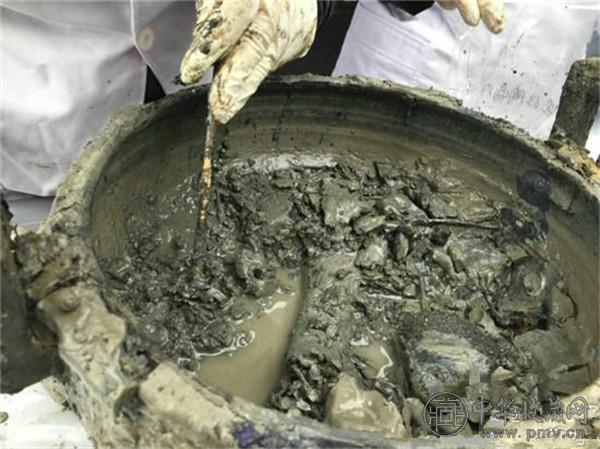 河南古墓发掘现场挖出牛肉汤 (4).jpg