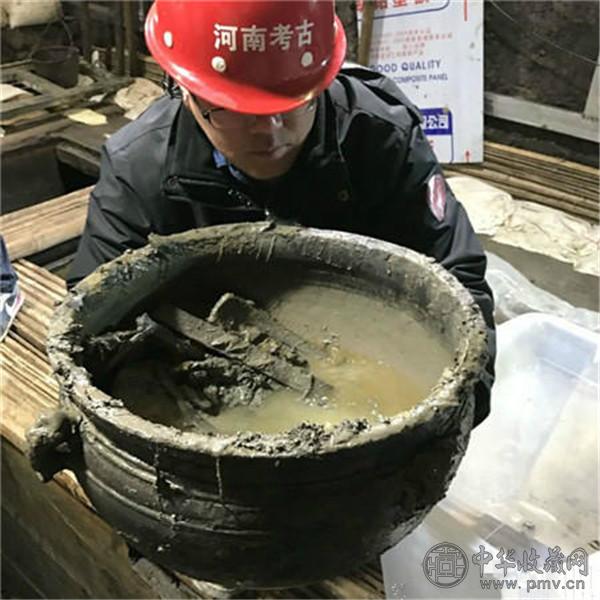 河南古墓发掘现场挖出牛肉汤 (1).jpg