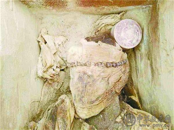 考古人员首次在新疆发现头戴花环的墓葬形式。虽然历经了2000年岁月的洗礼，但花环上的花朵仍清晰可辨。.jpg