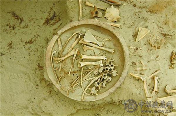 考古人员在墓穴中发现了盛放着羊骨的木盘.jpg