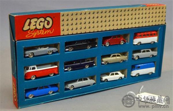 英国一老翁拍卖60年玩具车 (1).jpg