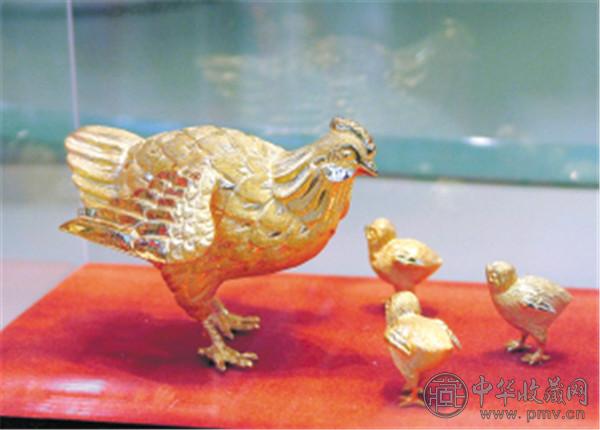 鸡年生肖饰品主要是以黄金为材料，设计款式丰富多样.jpg