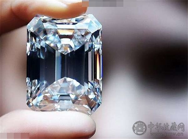 100克拉完美型钻石上拍场 估价2500万美元 (2).png