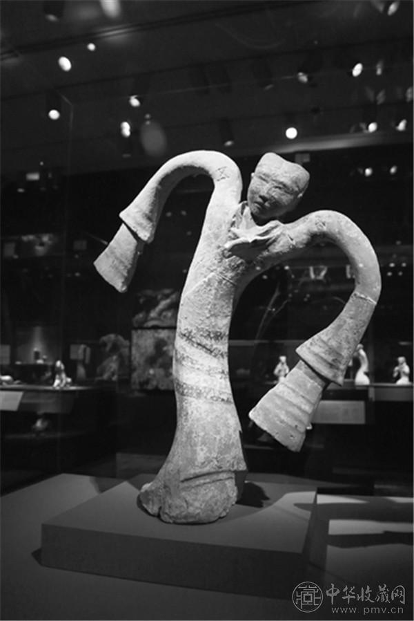 这是2月17日在美国旧金山亚洲艺术博物馆拍摄的汉代陶舞俑.jpg