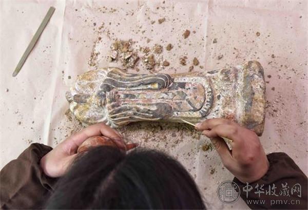 2月27日，成都考古研究所文物保护与修复中心工作人员在对出土的砖质文官彩绘俑进行清理.jpg