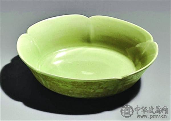 法门寺地宫出土的秘色瓷，因其独特工艺，呈现出“无中生水”的视觉奇观。.jpg