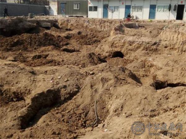 挖一枚印章倒手卖10多万 猎宝者扑向古城改造工地 (1).jpg