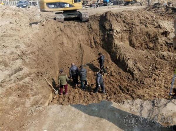 挖一枚印章倒手卖10多万 猎宝者扑向古城改造工地 (2).jpg
