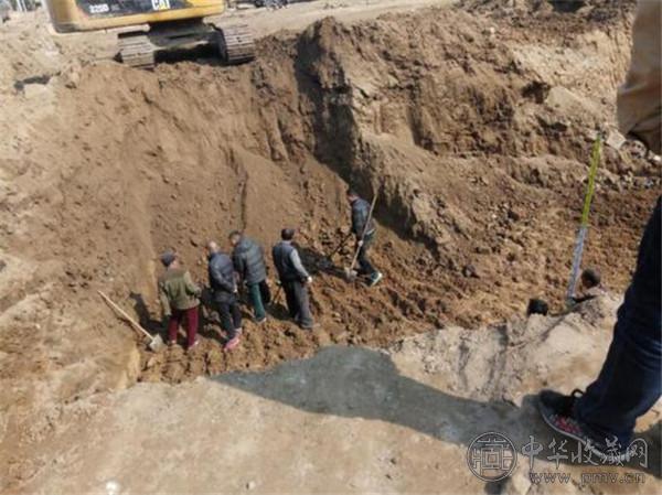 挖一枚印章倒手卖10多万 猎宝者扑向古城改造工地 (3).jpg