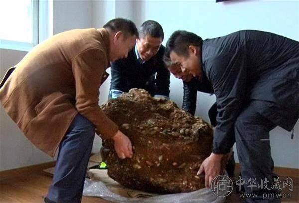 村民挖出奇石 冲洗过后堪比艺术品 (1).jpg