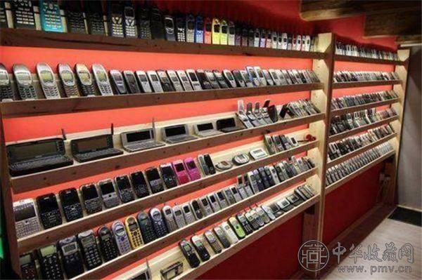 手机也能用作收藏 国外一90后小伙子收藏3500台手机 (1).jpg