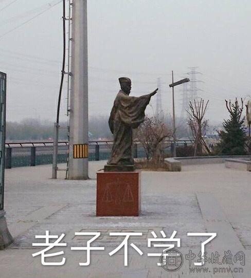 这个“扔书的”雕塑火了 网友脑洞大开 (2).jpg
