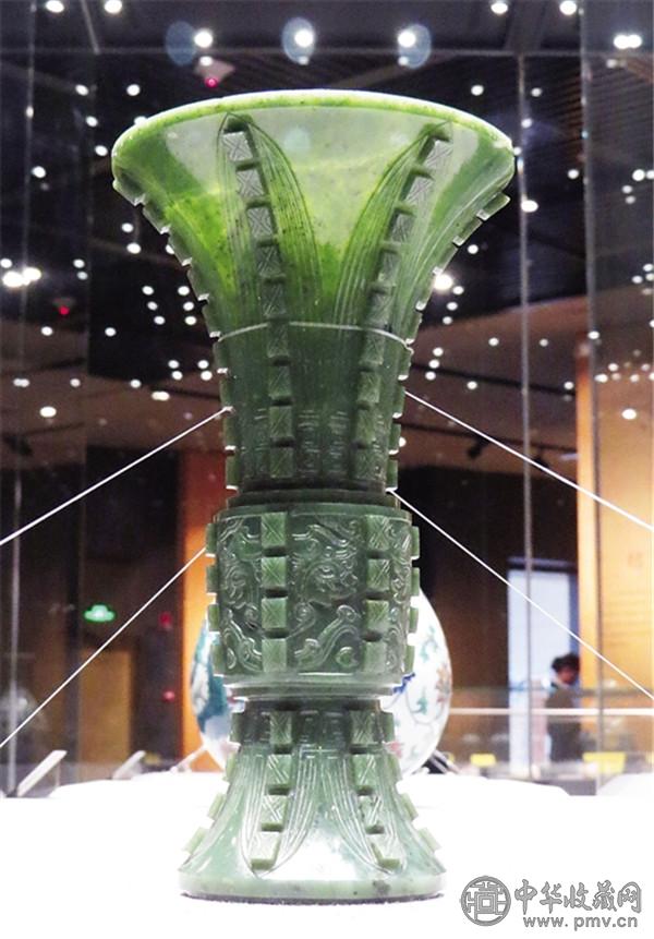 清乾隆·碧玉兽面纹觚 觚是中国古代一种用于饮酒的容器，也用作礼器，这件玉器便是仿造了古器物的造型.jpg