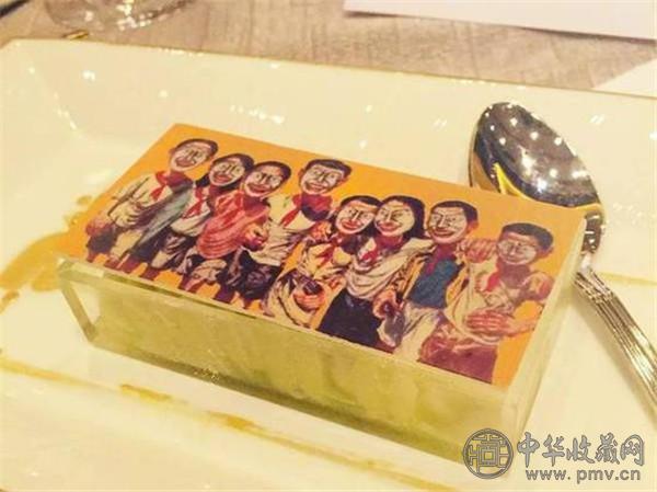 保利香港4月1日的拍卖预览晚宴上，为宾客呈上了一份以《面具系列1996 No.6》图案制作的甜品.jpg