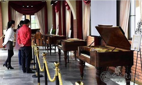 古钢琴吸引市民驻足参观。.jpg