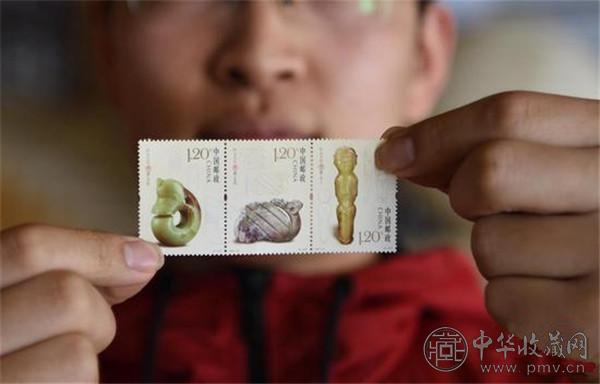 4月9日，集邮爱好者在展示《红山文化玉器》特种邮票.jpg