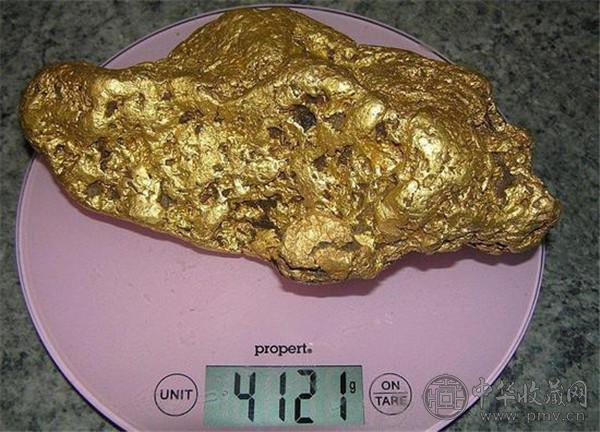 男子挖出8斤重金块 价值126万 (2).jpg