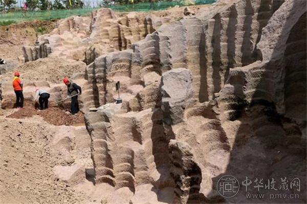 山东即墨现600年石磨坑 凿痕景象蔚为壮观 (1).jpg