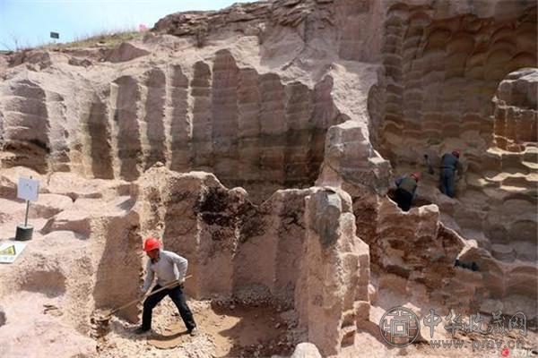 山东即墨现600年石磨坑 凿痕景象蔚为壮观 (2).jpg