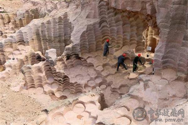 山东即墨现600年石磨坑 凿痕景象蔚为壮观 (3).jpg